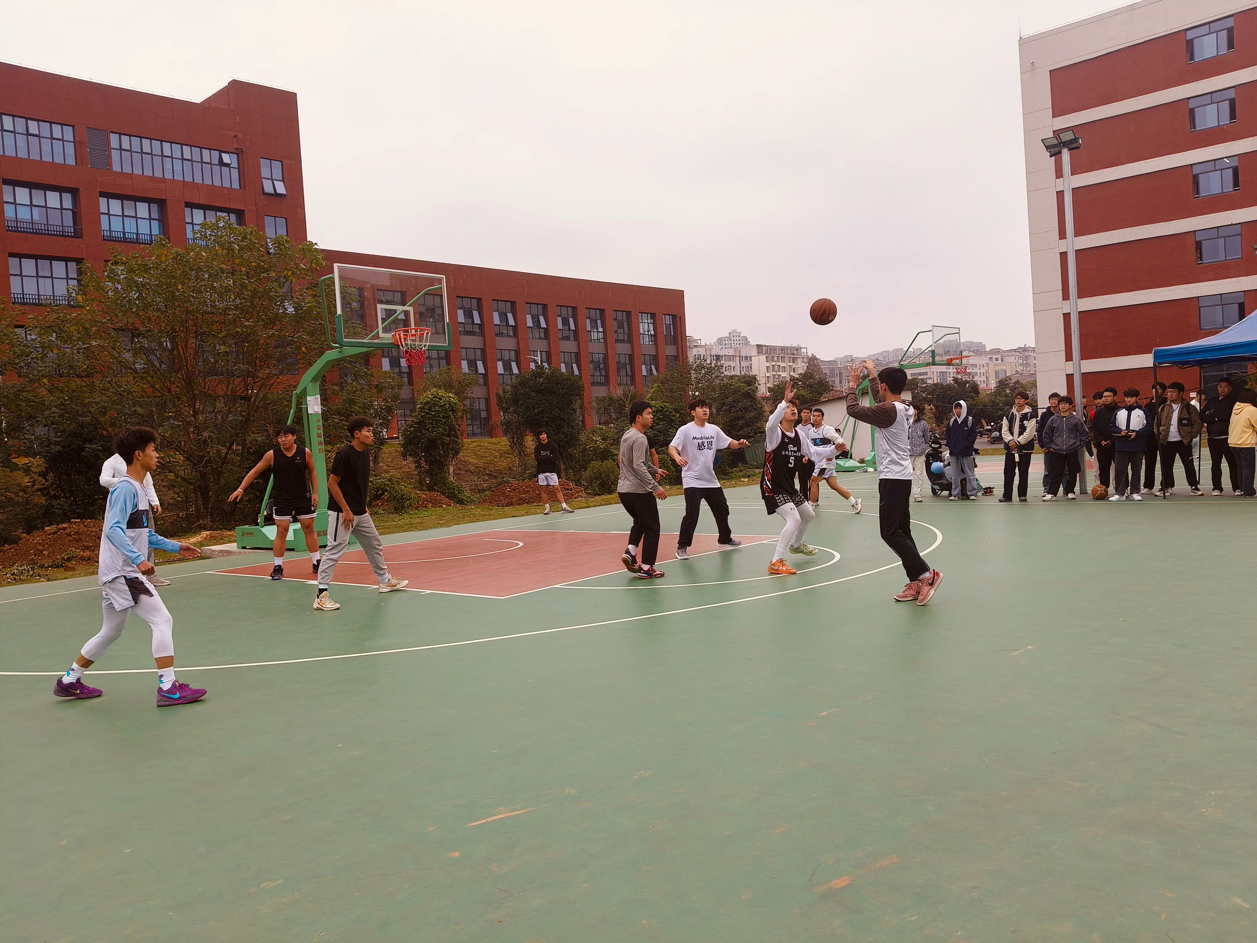 伟德betvlctor1949源于英国举行“校长喊你来运动”班级篮球赛