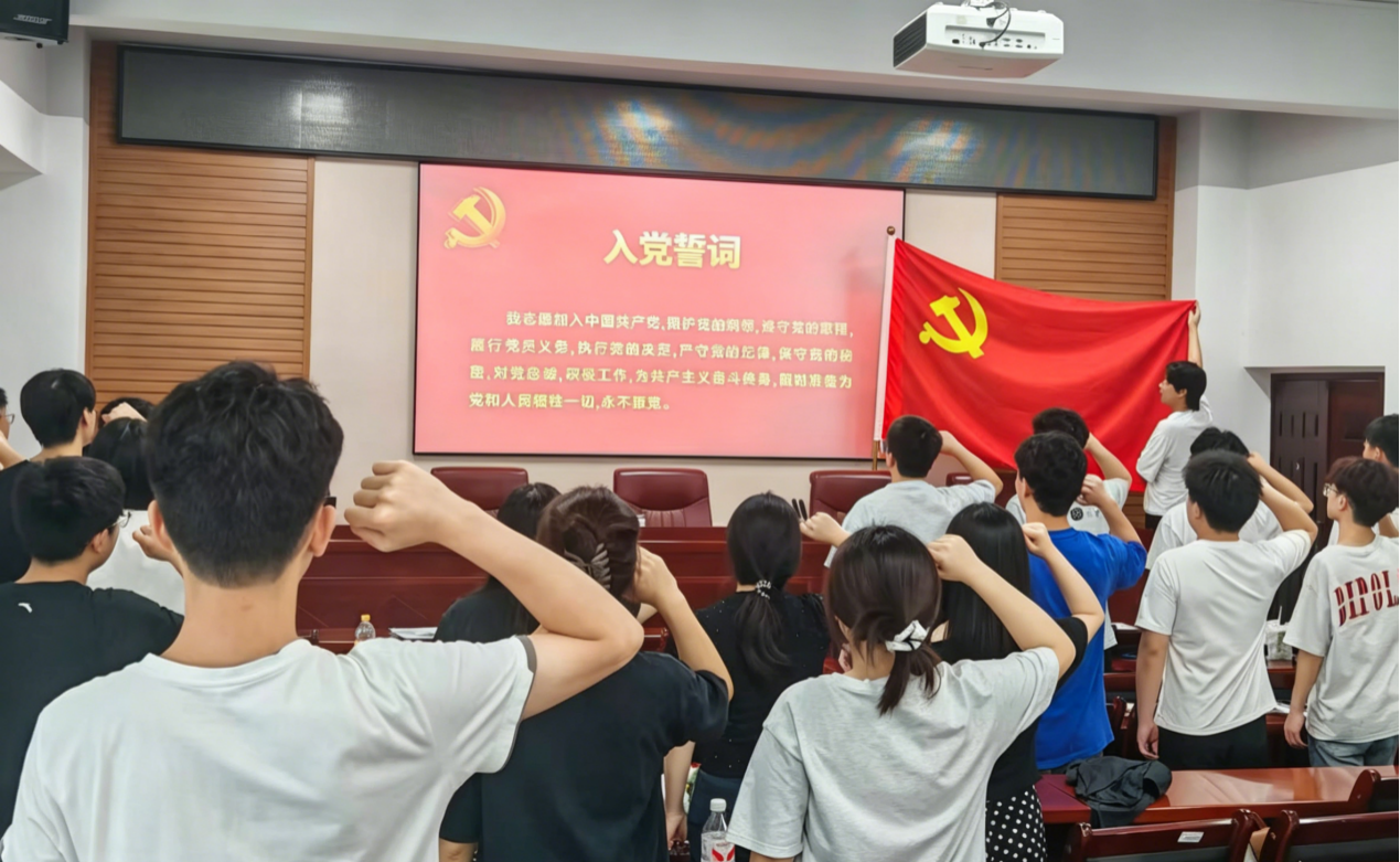 伟德betvlctor1949源于英国学生第三党支部开展“时代印记下的入党誓词”主题党日活动