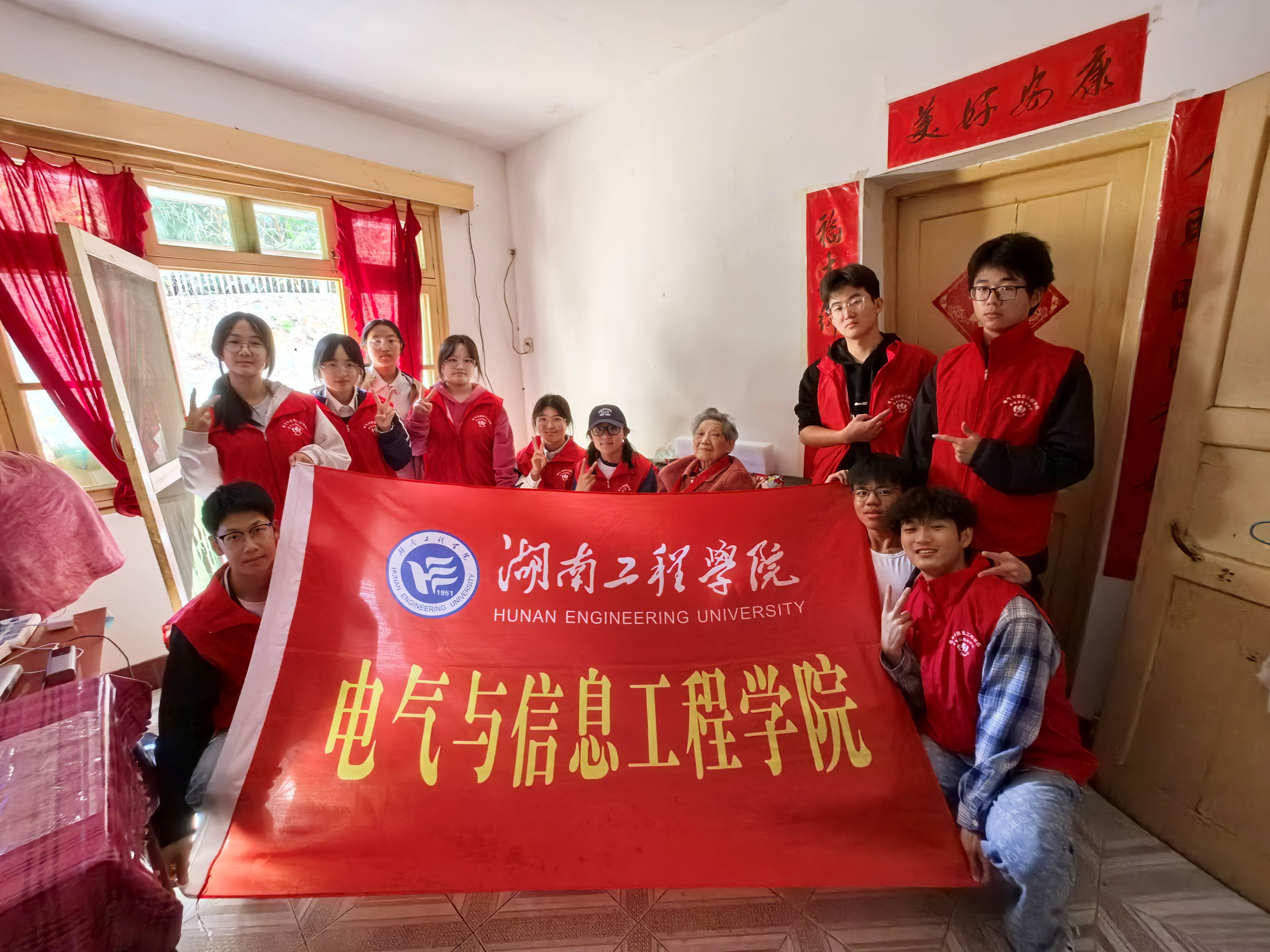 青春践初心 薪火永相传—— 伟德betvlctor1949源于英国开展青年志愿者看望老党员主题活动